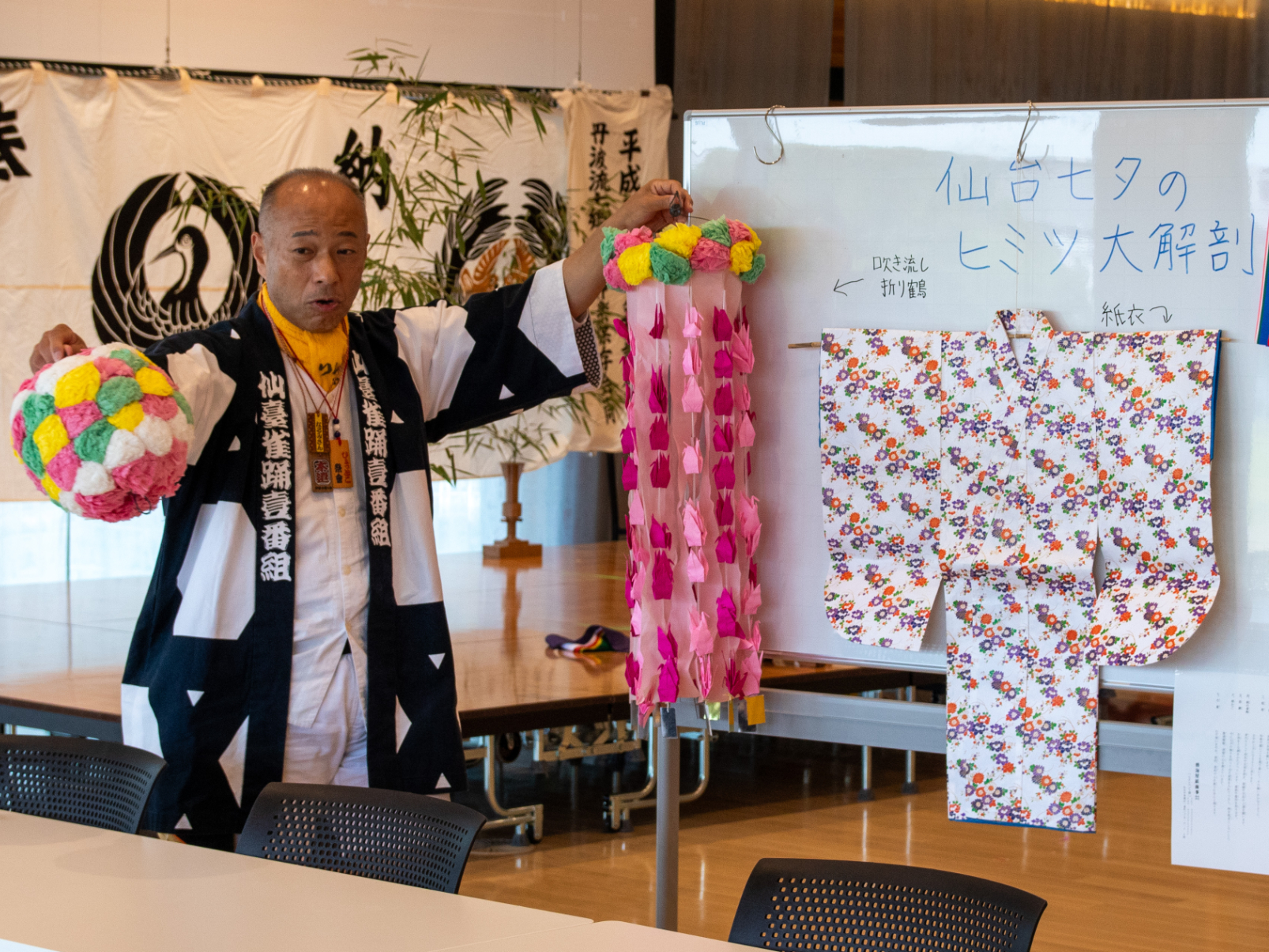 七夕飾り講座での講師による説明の様子