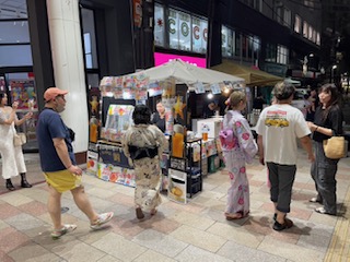 仙台七夕まつり期間中の横丁で展開した屋台と歩行者の様子