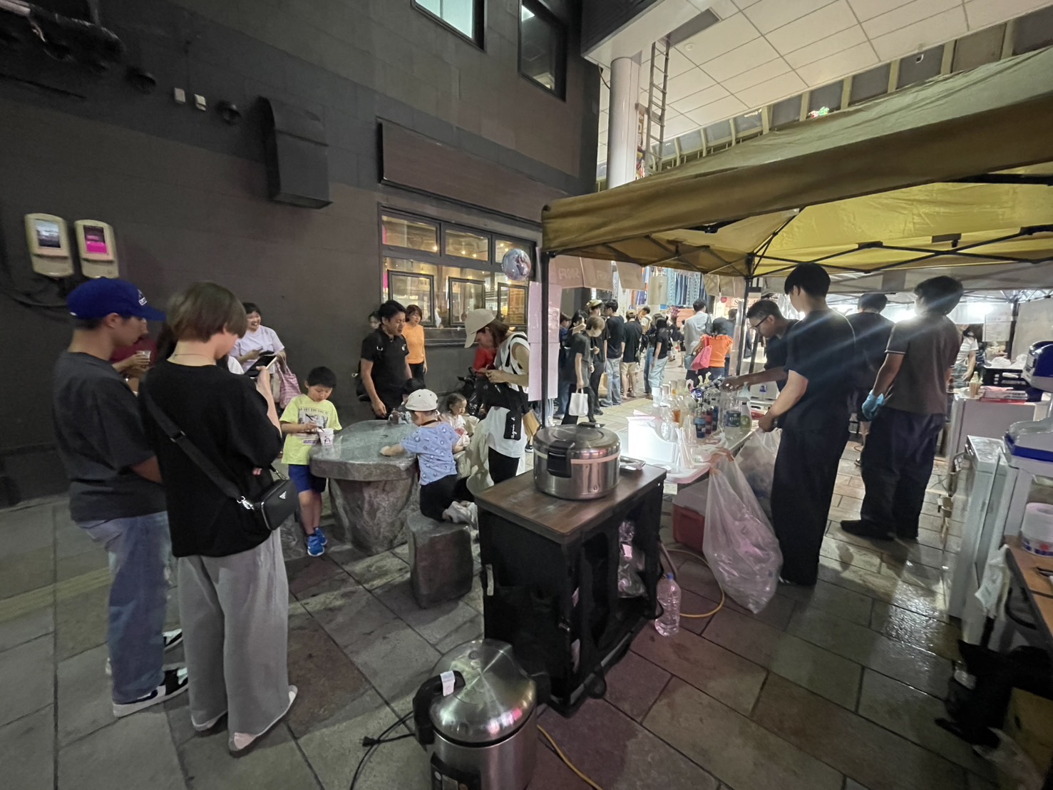 夜の横丁で屋台と行列が並ぶ賑わいの様子